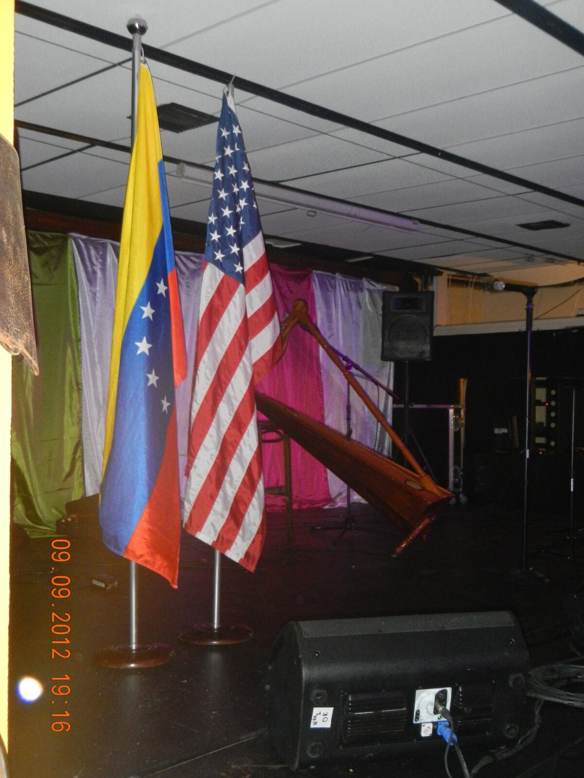 Venezuelan and United States flags with a llanera harp