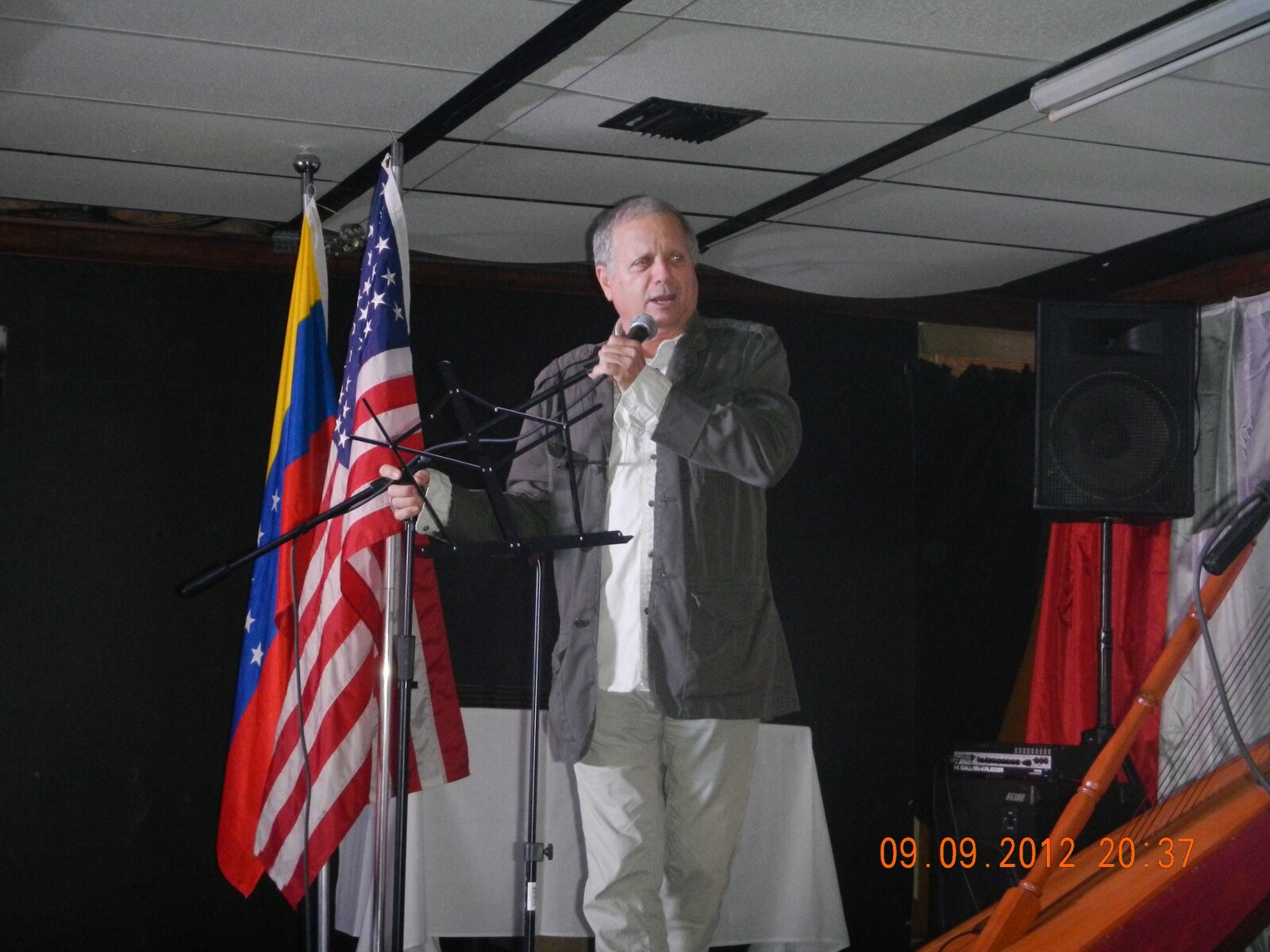 Orlando Urdaneta performing at Noche Llanera
