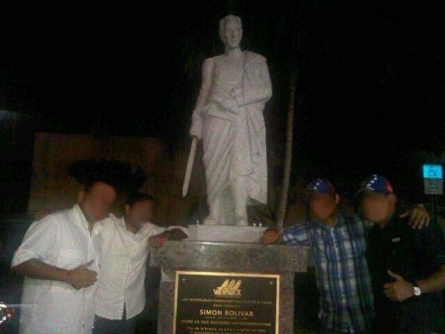 EF4D participants at the Simón Bolívar monument